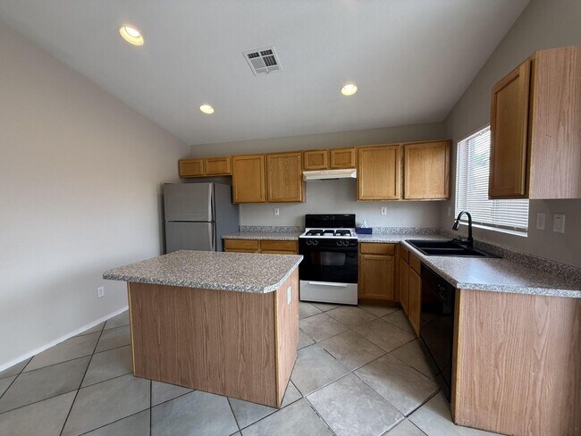 Building Photo - 4892 Perrone Ave