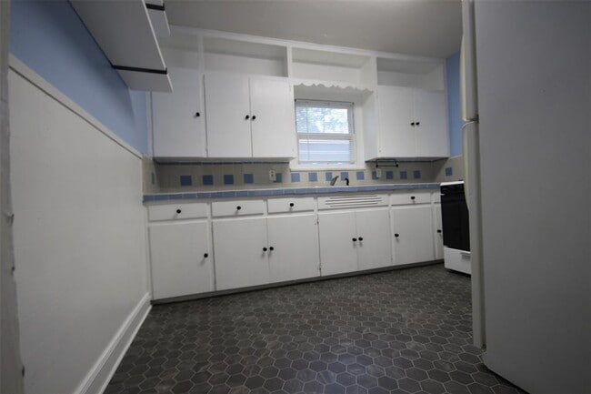 Building Photo - 5518 William Holland Ave