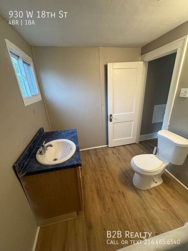 Building Photo - 930 W 18th St