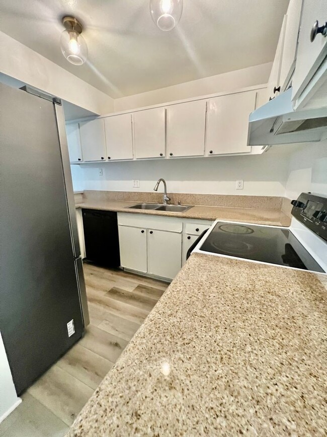 Building Photo - Georgous Calabasas Condo