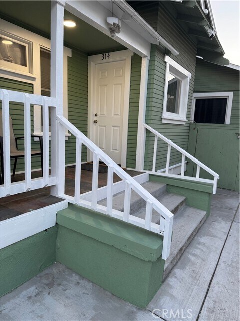 Building Photo - 314 S Broadway