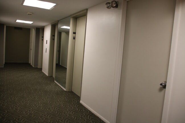 Building Photo - 5701 N Sheridan Rd