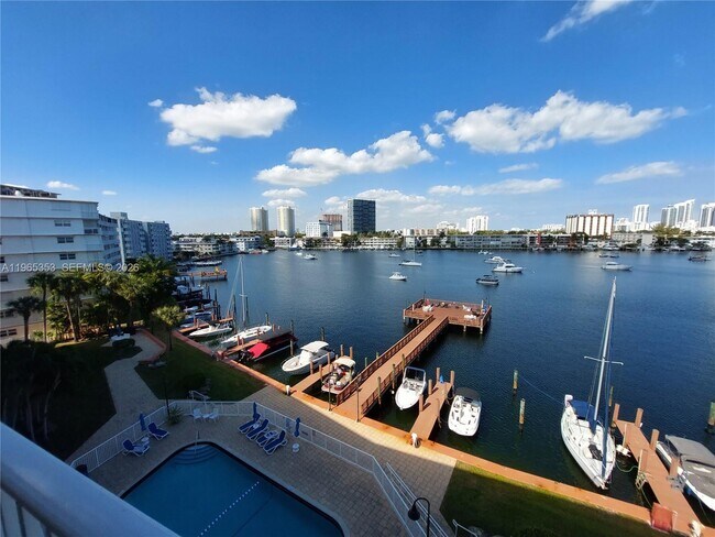 Building Photo - 400 Golden Isles Dr