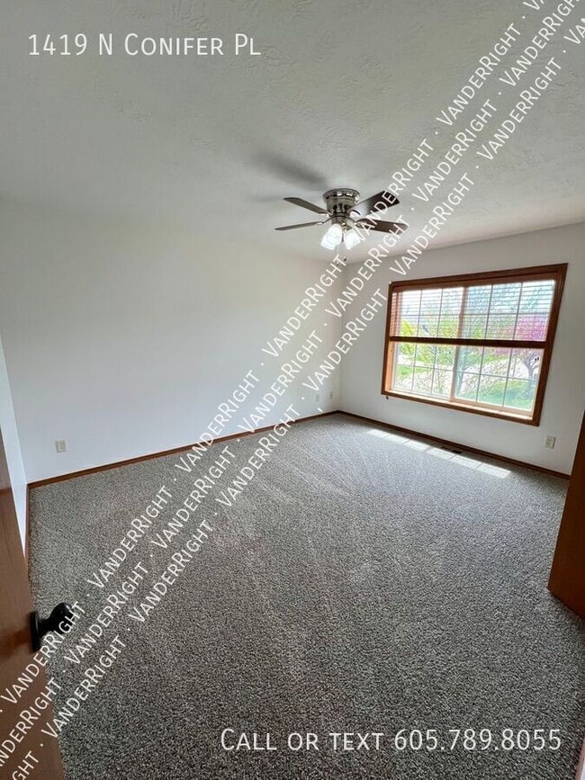 Building Photo - 1419 N Conifer Pl