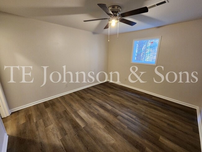 Building Photo - Newly Renovated Apartments in Green Oaks- Water Included!