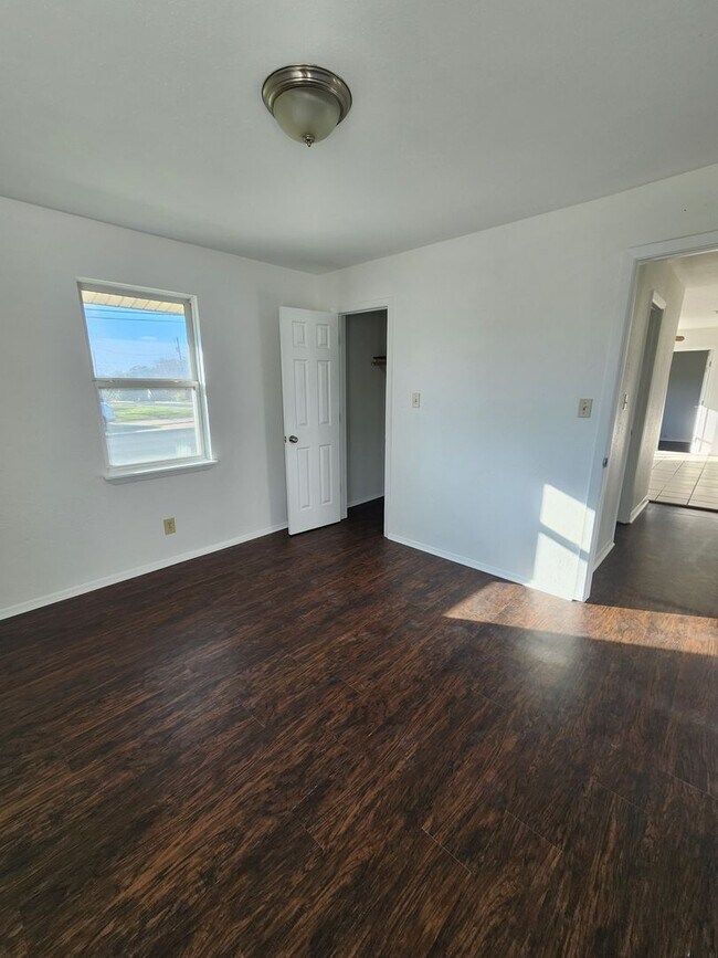 Building Photo - 3/2 on Corner Lot in Burnet