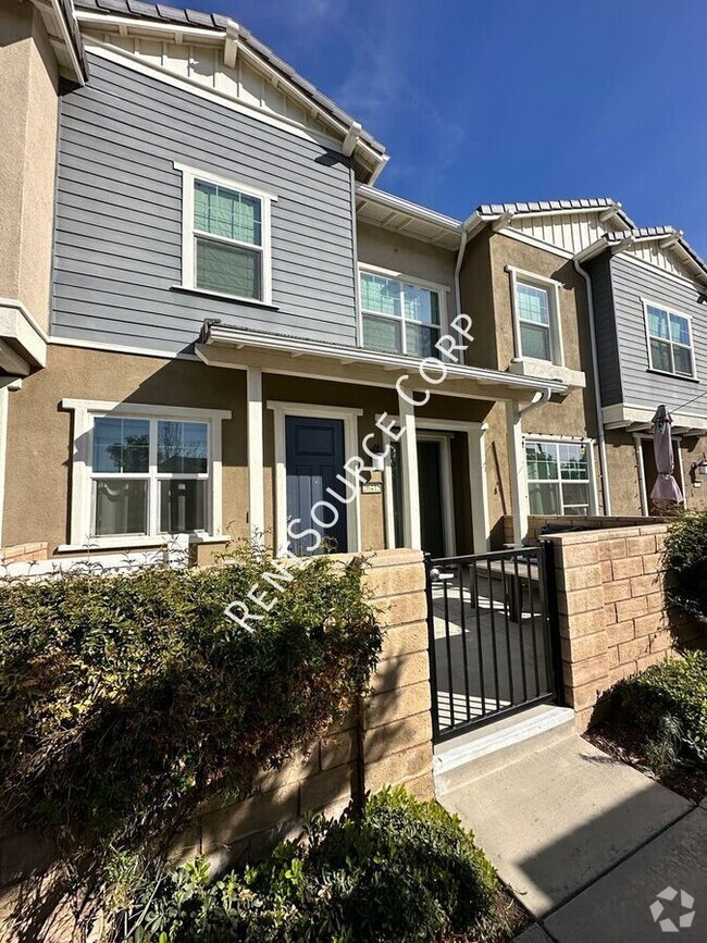 Building Photo - 2 Bedroom Townhome w/ SOLAR located in San...