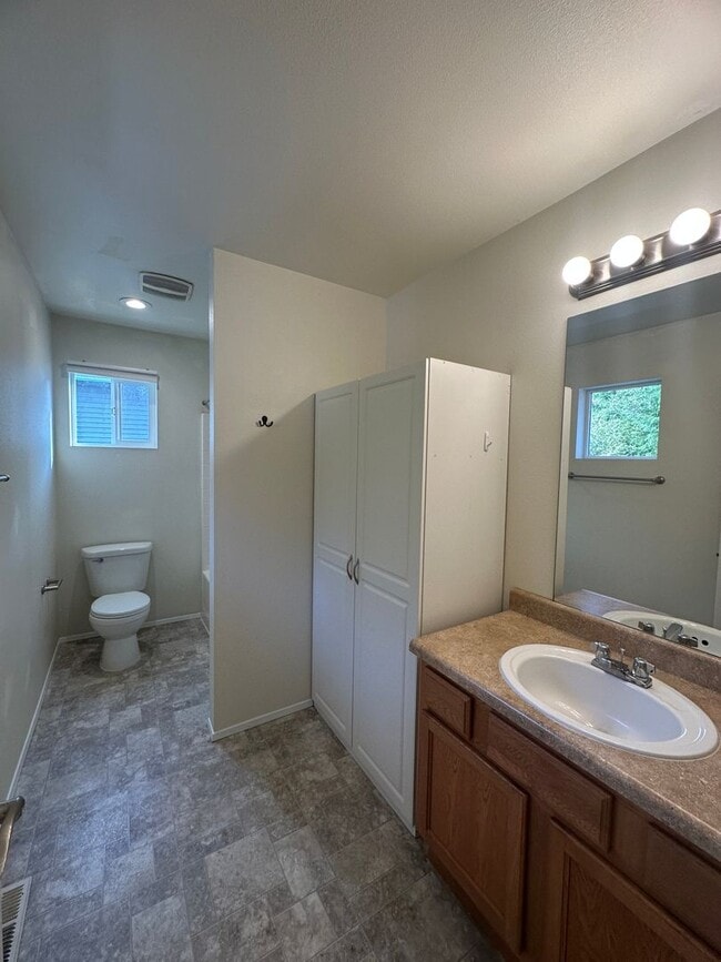 Building Photo - 1645 Sinclair Dr