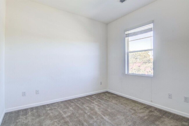 Building Photo - Beautiful 4 Bedroom, 2.5 Bath Condo for Rent in Elk Grove