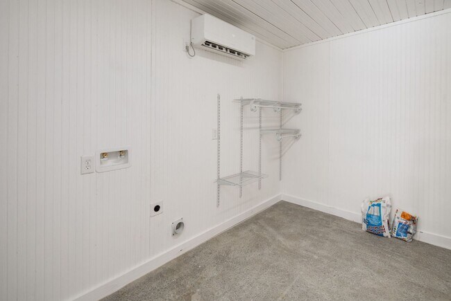 Building Photo - IMMEDIATE MOVE IN!  Cute 2 Bedroom Home wi...