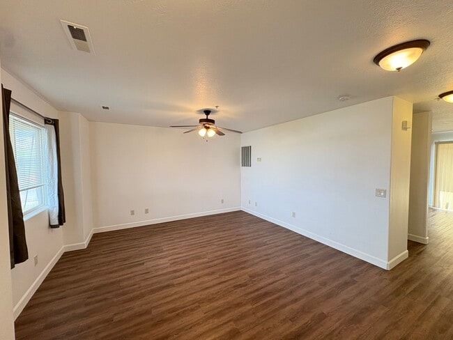 Primary Photo - 1171 N. Cedar Blvd