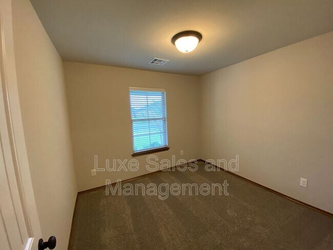 Building Photo - 12817 Double V Dr