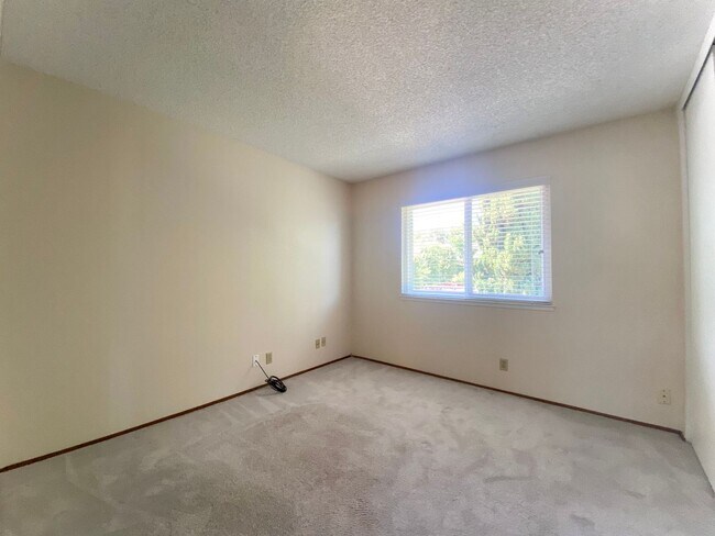 Building Photo - Spacious 4-bedroom home with Bonus Loft located in Union City! – Beautiful Backyard!