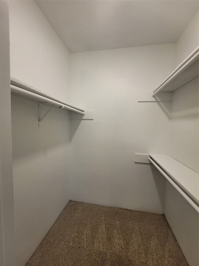 Building Photo - 7250 W Greens Rd