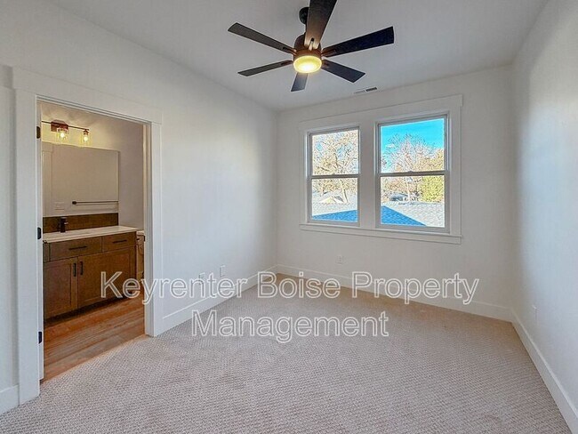 Building Photo - 622 E Krall St