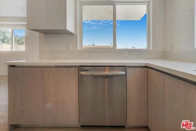 Building Photo - 10918 Camarillo St