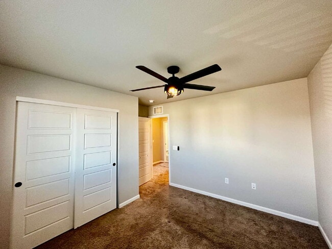 Building Photo - "Experience Spacious Living: 5-Bed, 3-Bath Home in Elizabeth!"