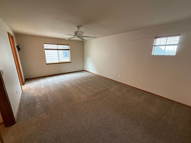 Building Photo - Beautiful 4 Bedroom in the Hidden Lake Community!