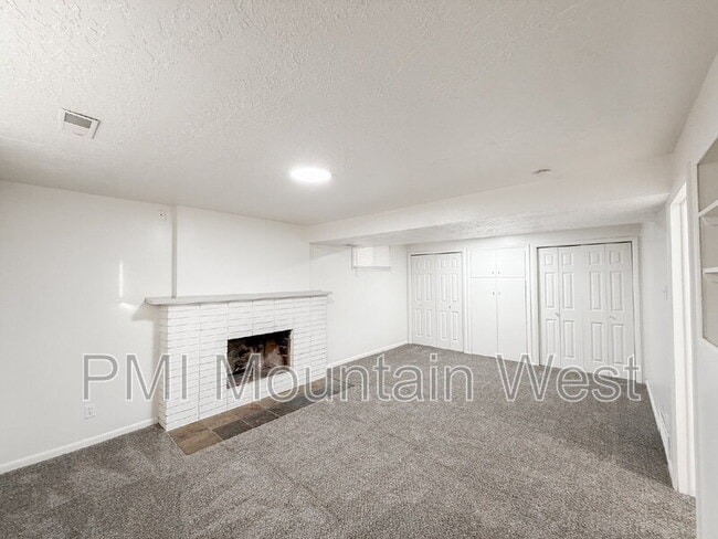 Building Photo - 698 Doren Dr