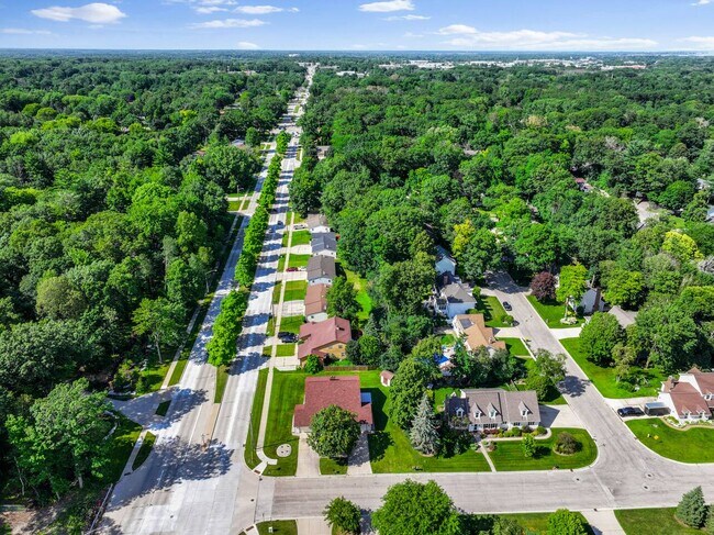 Building Photo - 2598 Parkwood Dr