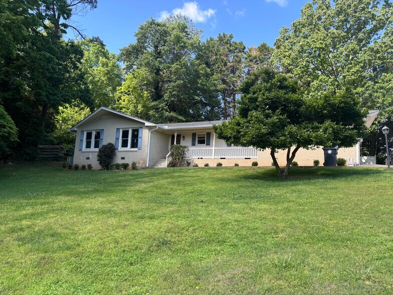 Primary Photo - 1311 Lakeshore Cir