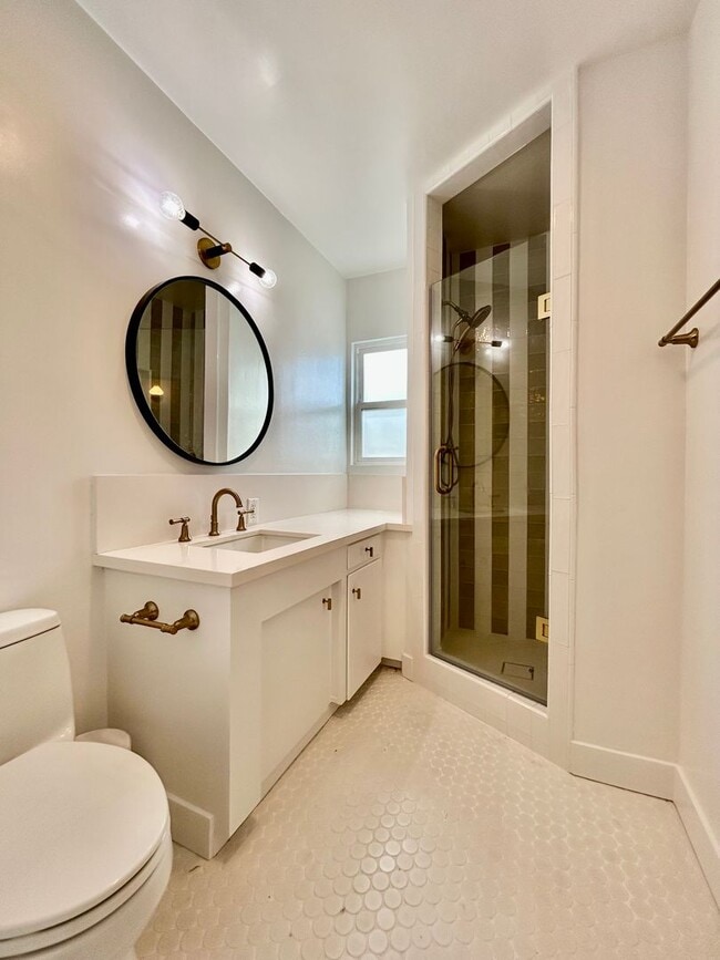 Building Photo - Stunning 3 Bedroom with Pool and Views in ...