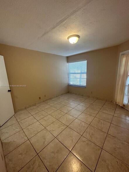 Building Photo - 2846 S University Dr