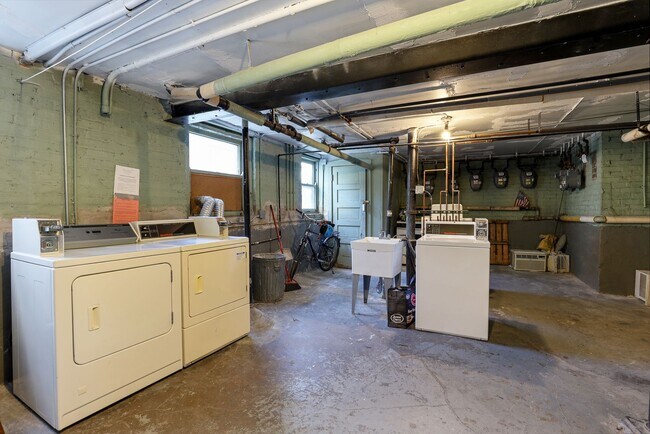 Building Photo - Cutest Apartment Ever - Horner Park (Montr...