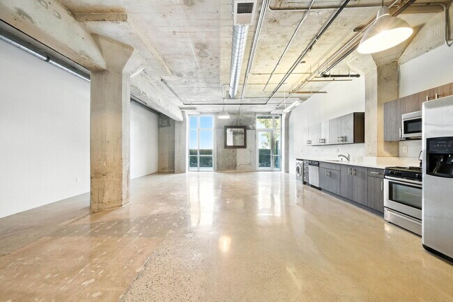Building Photo - 825 East 4th St