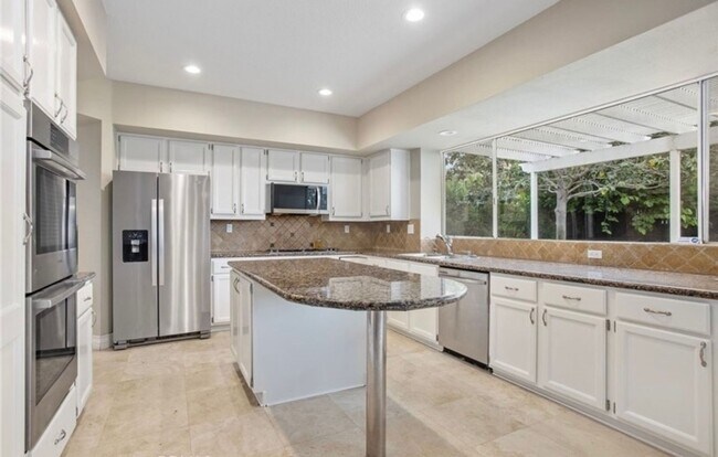 Building Photo - Vibrant 4 Bed/3 Bath Home in Oceanside