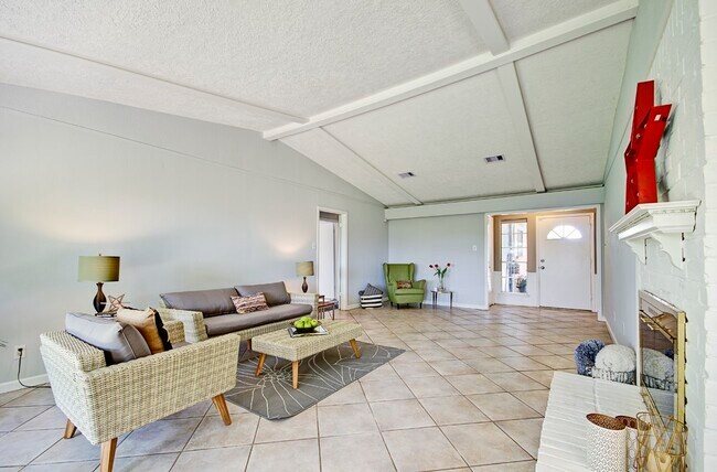 Building Photo - 609 Mary Ann Dr