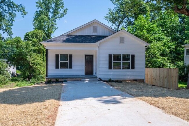 Primary Photo - Your New Home Awaits in Hickory!