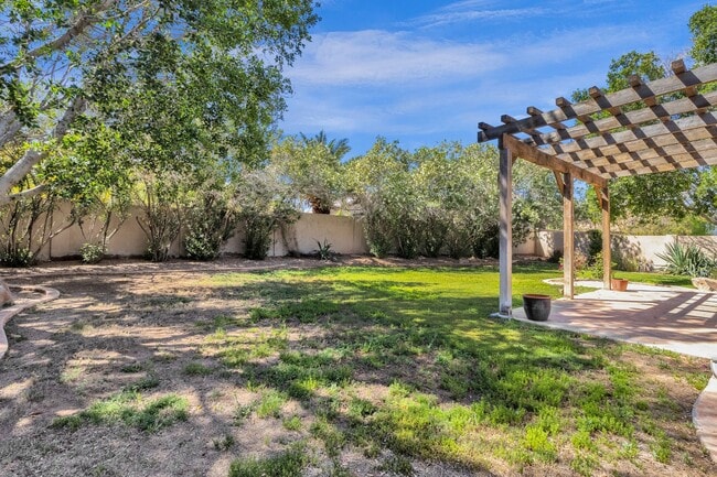 Building Photo - 647 W Fremont Dr