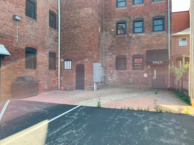 Building Photo - 215 E 3rd St