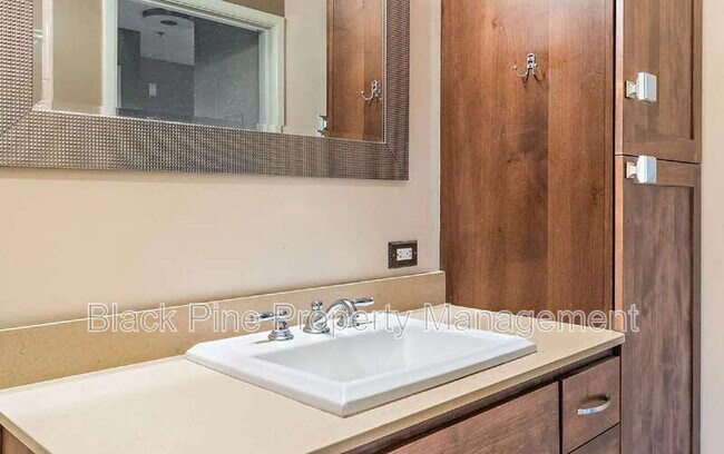 Building Photo - 323 W Jefferson St