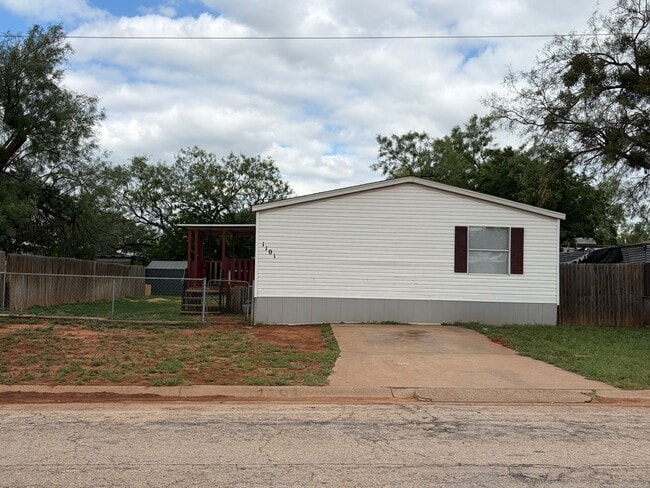 Building Photo - Trailer house; 3 bed 2 bath
