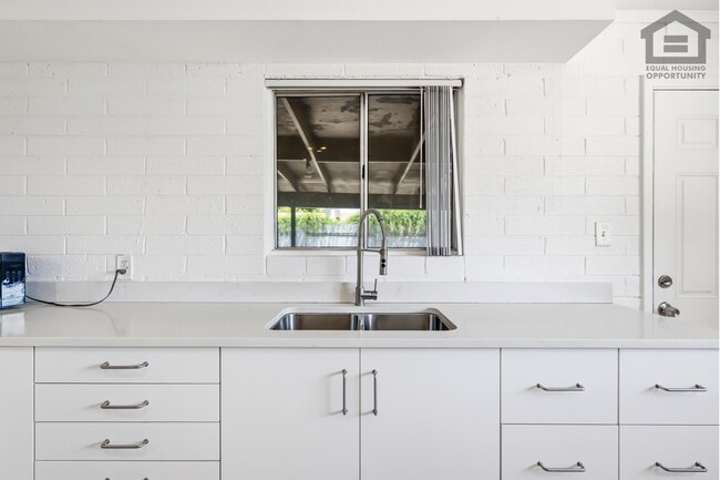 Building Photo - 4711