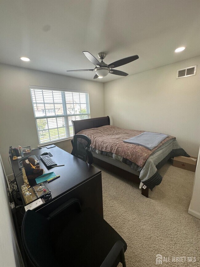 Building Photo - 25 Eddington Ln