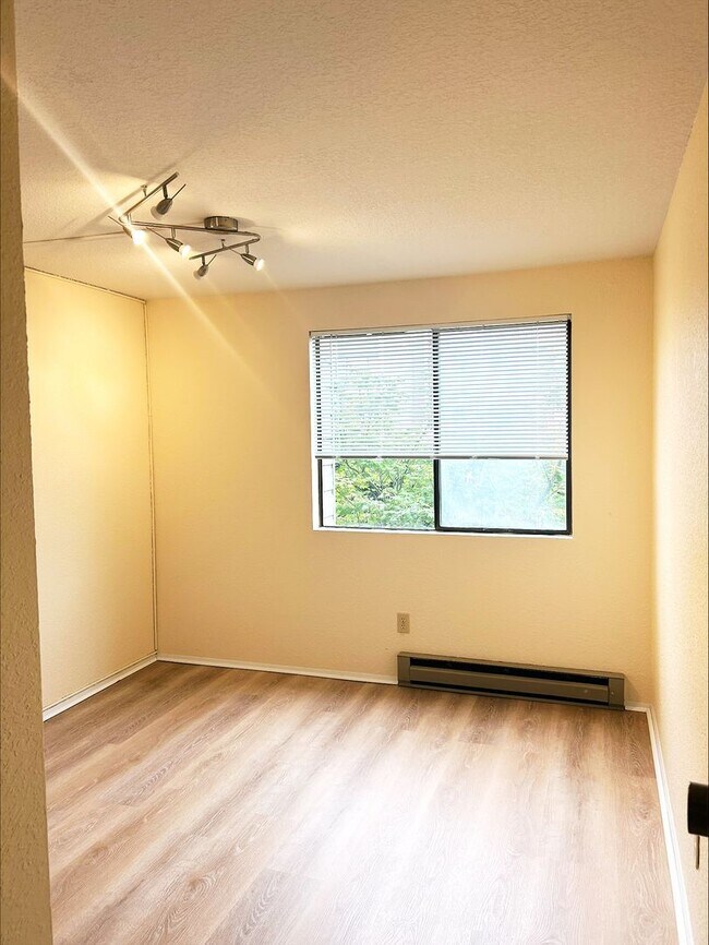 Building Photo - 2 Bedroom 1.5 Bath Condo Renton - 1 Carpor...
