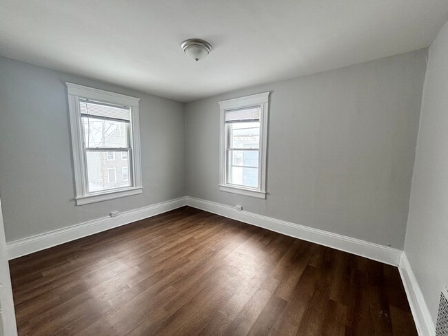 Building Photo - 149 River St