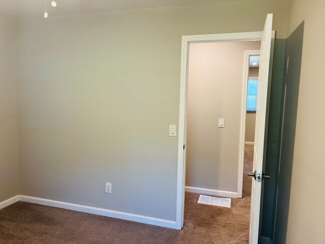 Building Photo - Beautiful 3 bedroom, 3 bathroom with large...