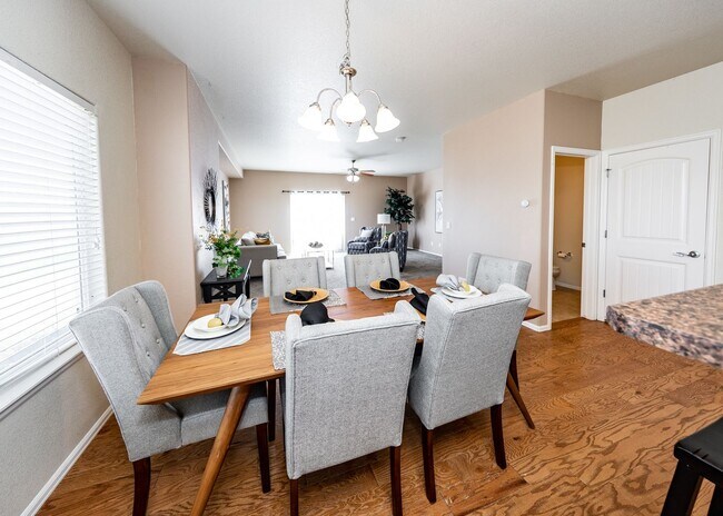Building Photo - Cute End Unit 3 Bedroom Townhome in Lorson...