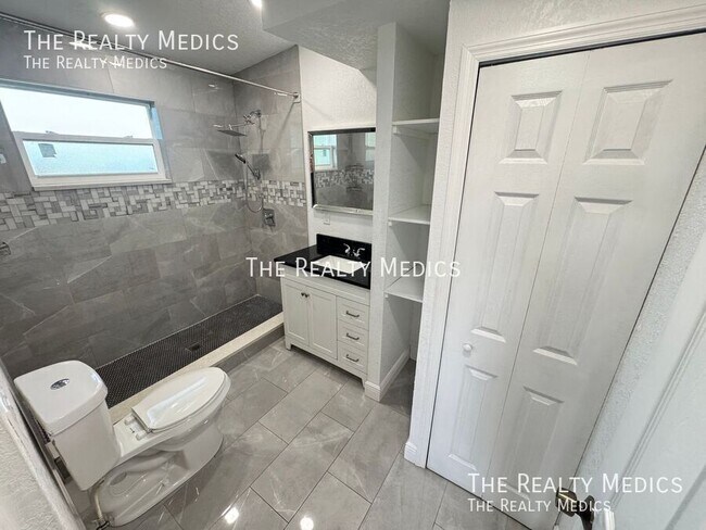 Building Photo - 1102 Egan Dr