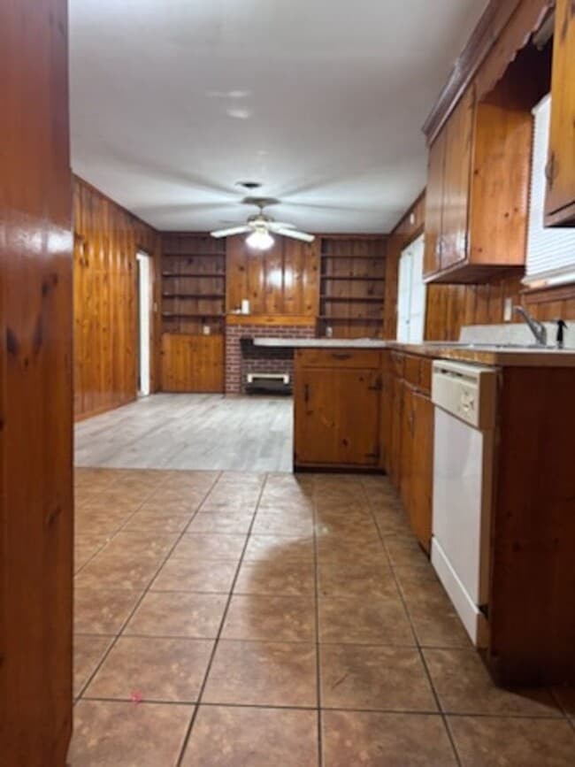 Building Photo - 5650 Brentwood Dr