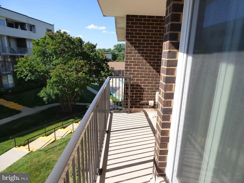 Balcony - 10222 Prince Plz