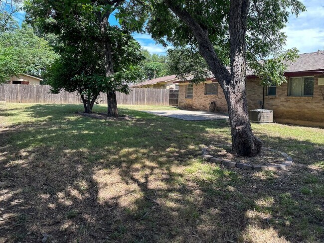 Building Photo - 3 Bedroom / 2 Bath / 2 Car Garage