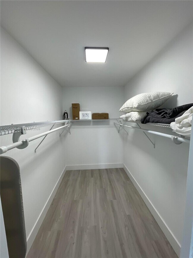 Building Photo - 2655 Collins Ave