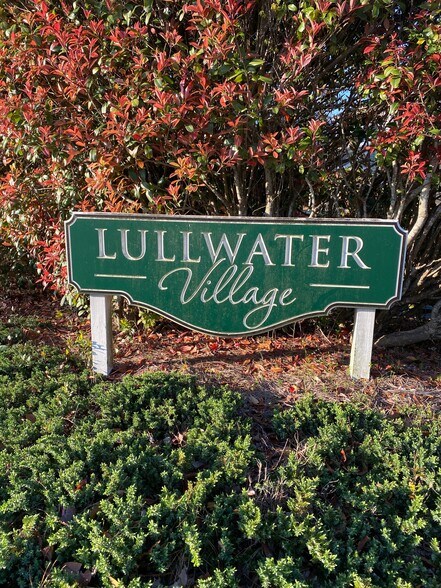 Building Photo - 102 Lullwater Dr