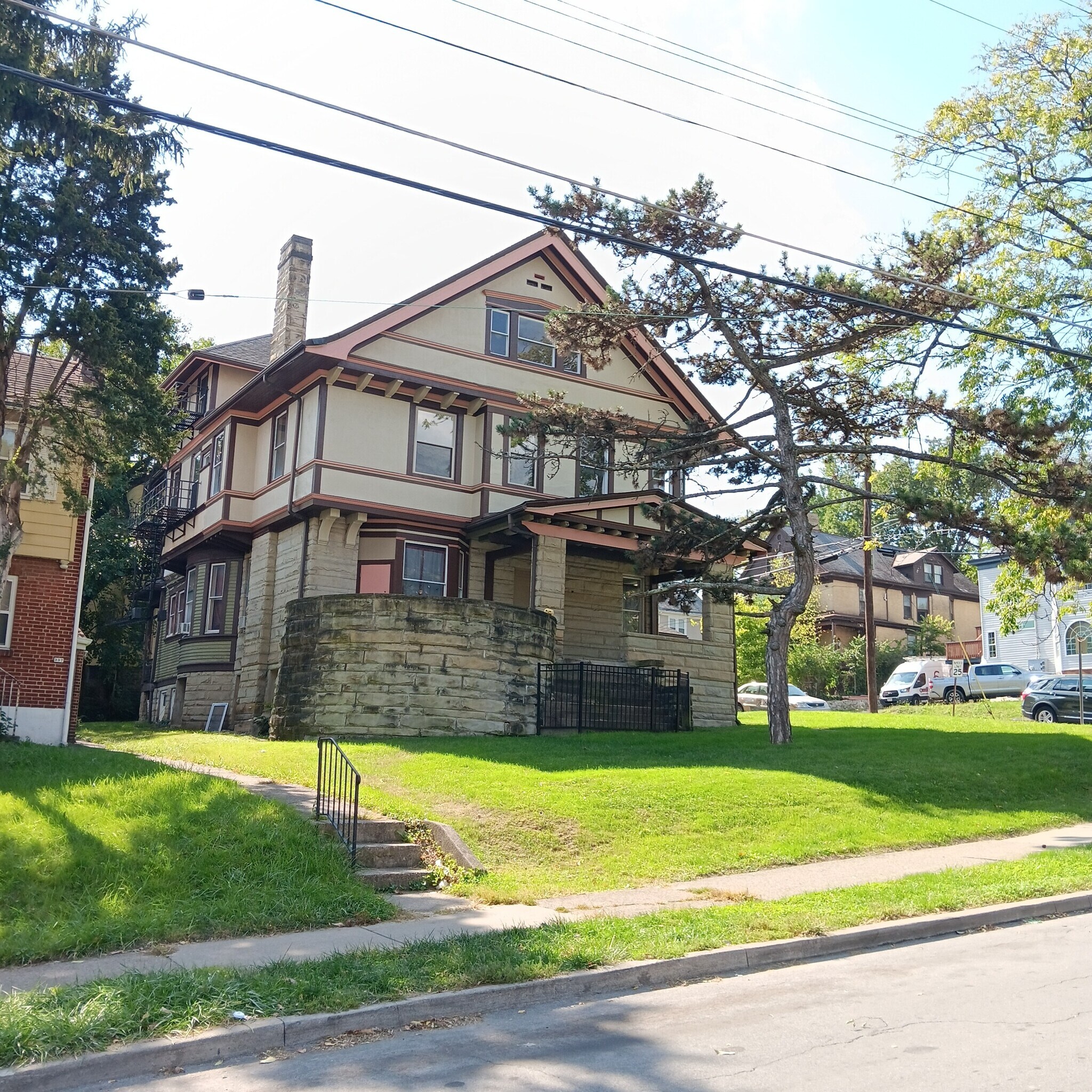 Building Photo - 325 McGregor Ave