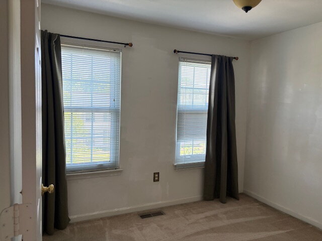 Building Photo - Charming townhouse on Metro bus line, shor...